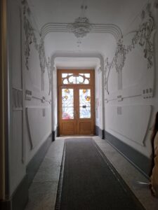 Eingangsbereich im gründerzeitlichen Gebäude mit Stuck an Decke und Wänden