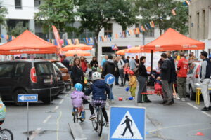 Kinder beim Fahrradfahren beim Straßenfest im Alliiertenviertel