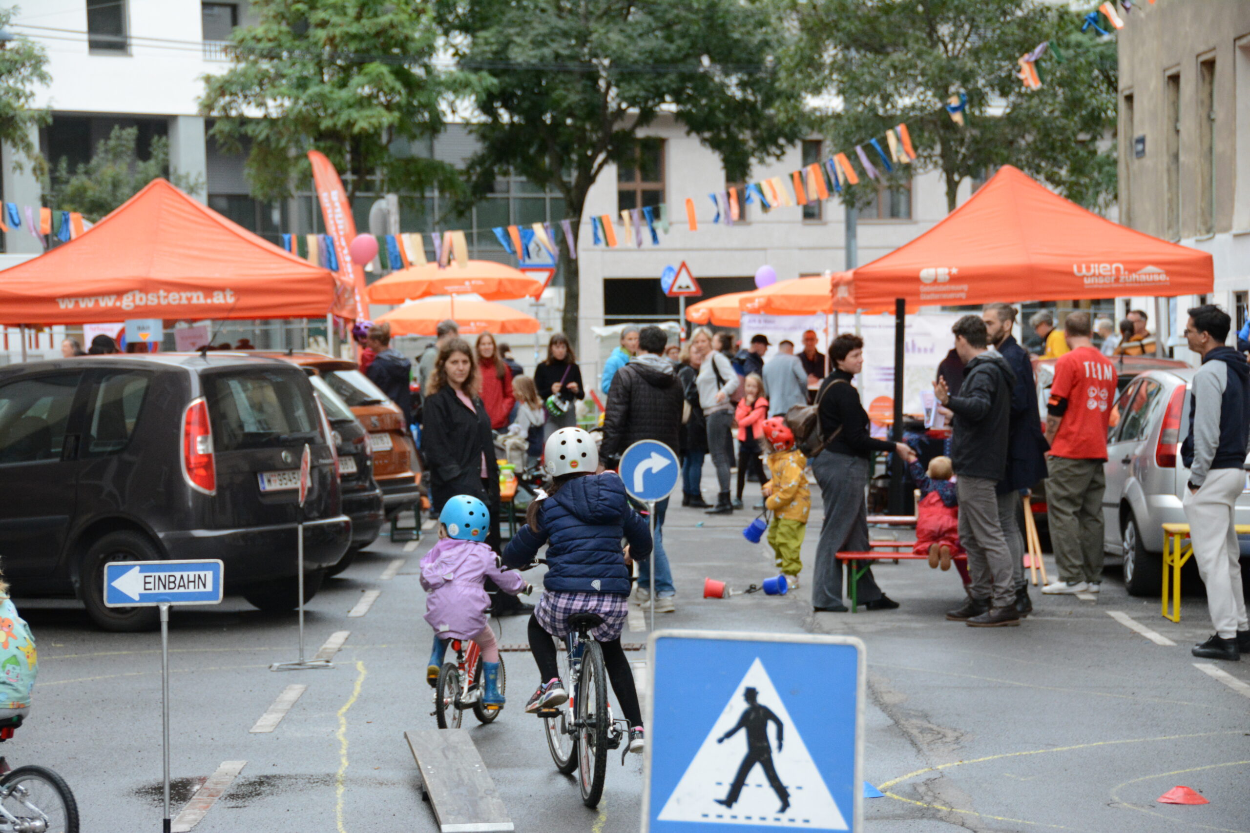 Kinder beim Fahrradfahren beim Straßenfest im Alliiertenviertel