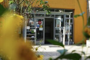 Hauseingang im Büro des Stadtteilmanagements am Max-Winter-Platz im 2. Bezirk