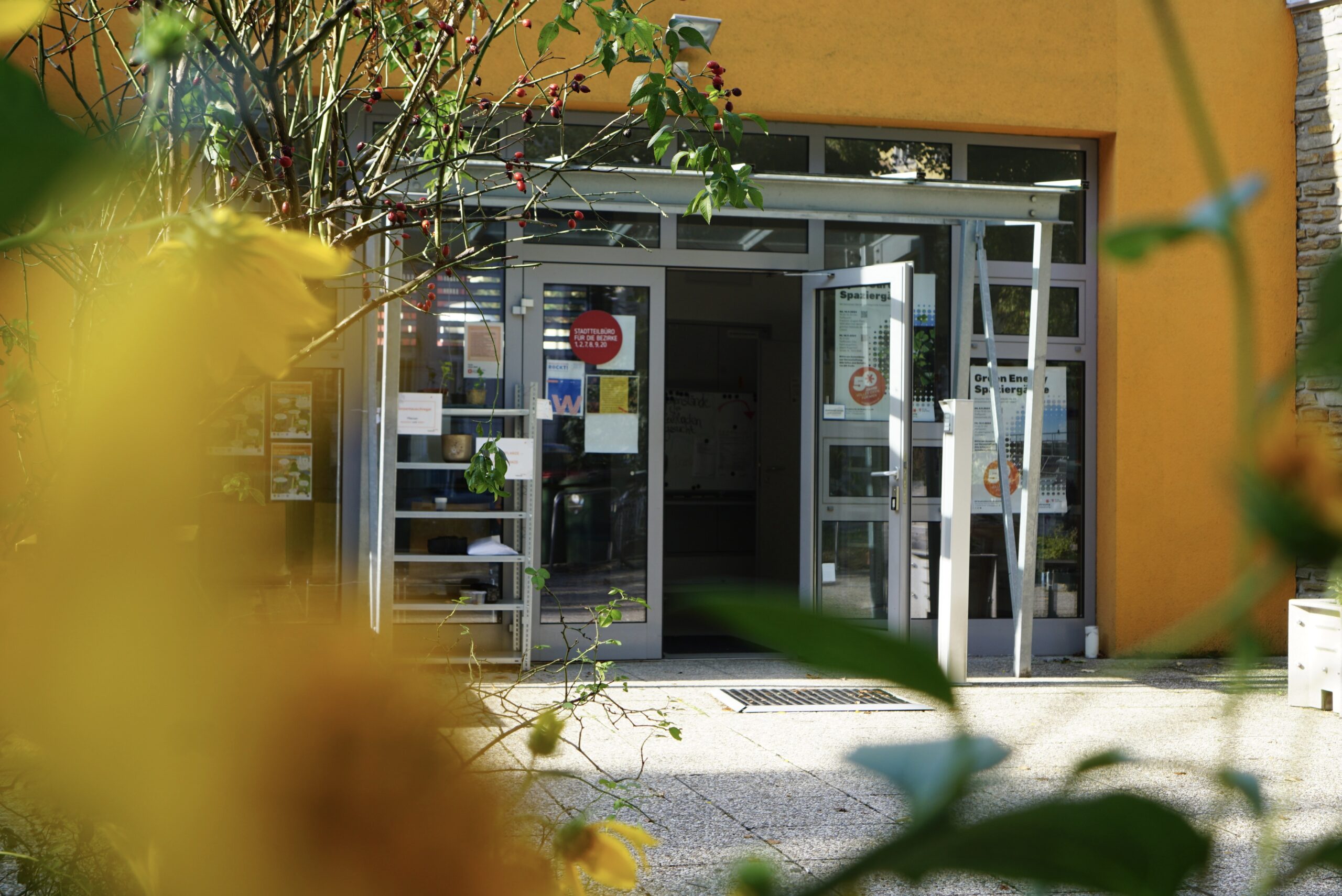 Hauseingang im Büro des Stadtteilmanagements am Max-Winter-Platz im 2. Bezirk