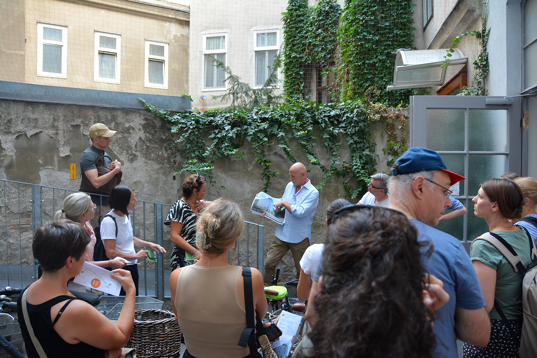 Teilnehmende Personen beim Green Energy Spaziergang im 2. Bezirk