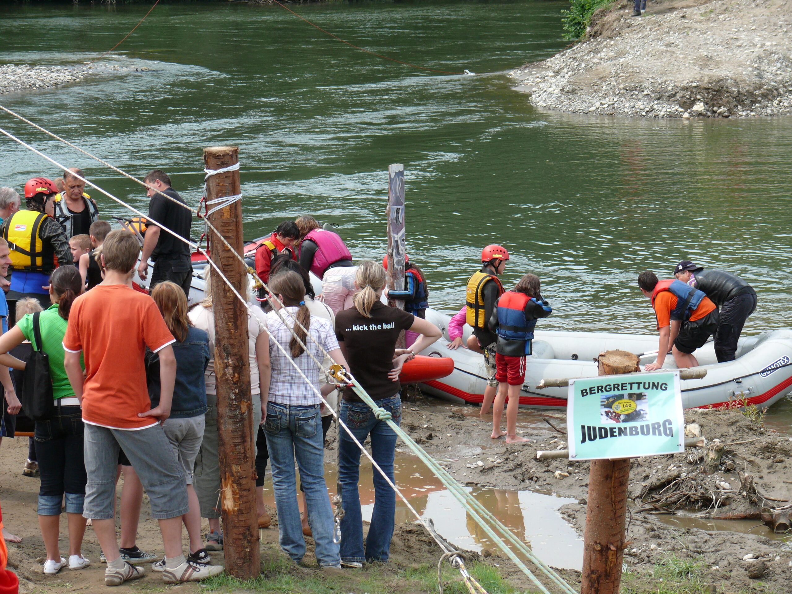 Kinder am Fluss steigen in ein Schlauchboot