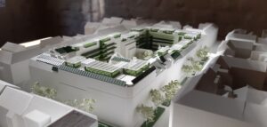 Modell des Gebäudeblocks in Ottakring mit Begrünung, benutzbaren Dachgärten, Photovoltaik-Anlagen und geteilten Nutzflächen