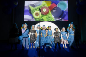 Eröffnungsshow in Kärnten - Kinder stehen auf einer Bühne im Rampenlicht