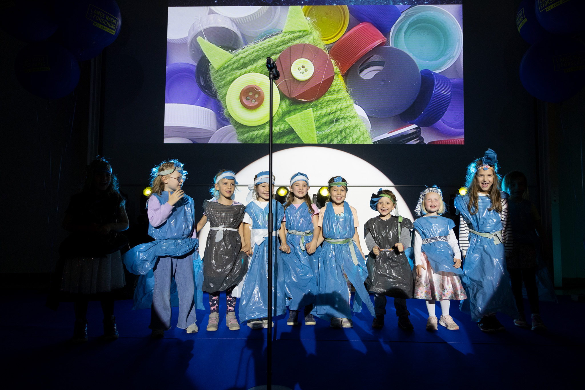 Eröffnungsshow in Kärnten - Kinder stehen auf einer Bühne im Rampenlicht