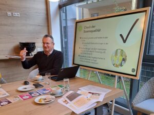 Franz Tragner von tatwort erklärt die Essensqualität in der Food Waste Coach Ausbildung