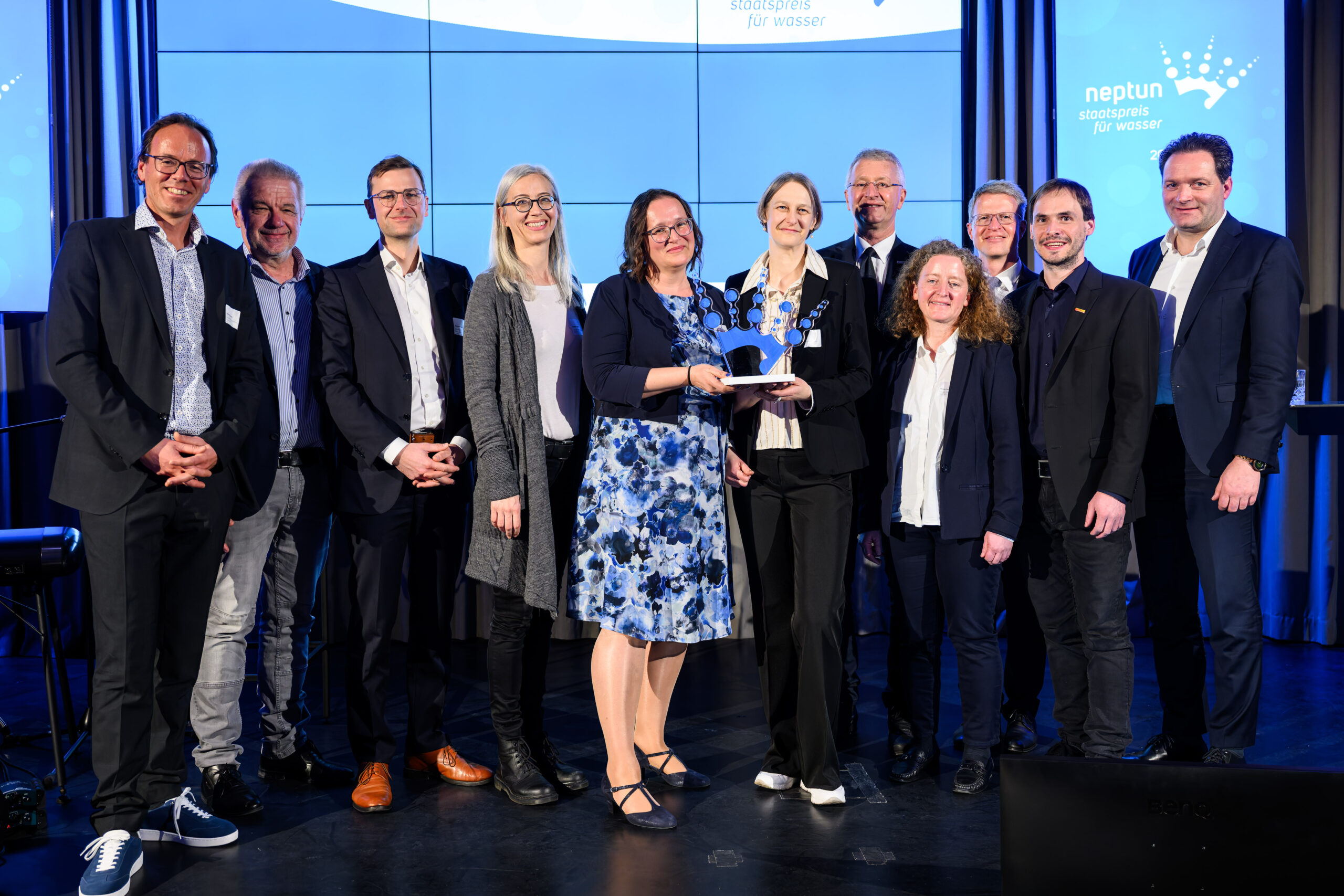 Gruppenfoto der Preisträger:innen des Publikumpreises mit Trophäe und Bundesminister Norbert Totschnig