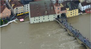 Überschwemmte Straßen in Regensburg, Personen sind auf einer Brücke zu sehen