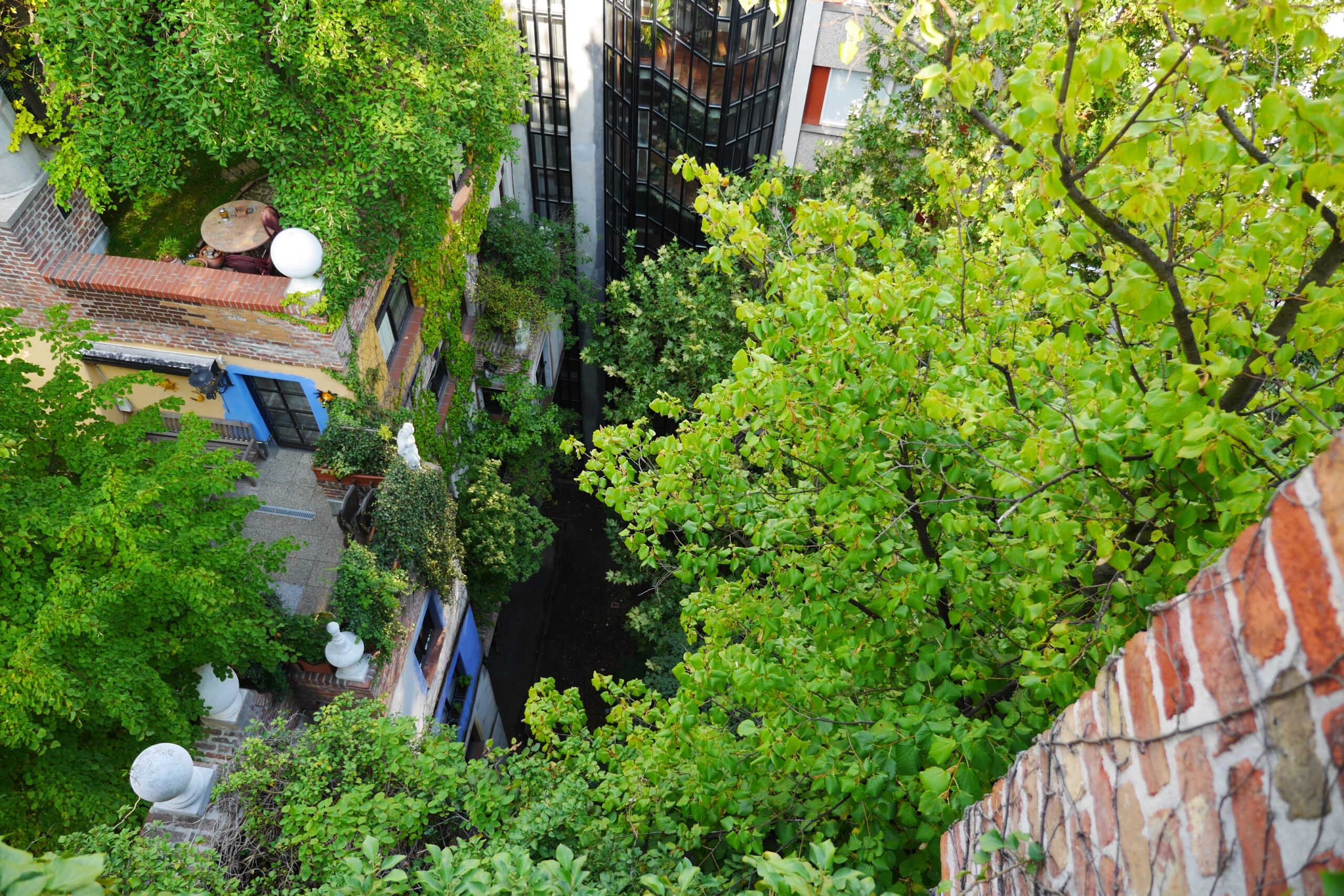 Fassaden und Dachbegrünung am Hunderwasserhaus in Wien