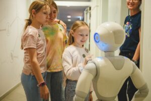 Ein Mädchen spricht mit einem Roboter in ihrer Größe