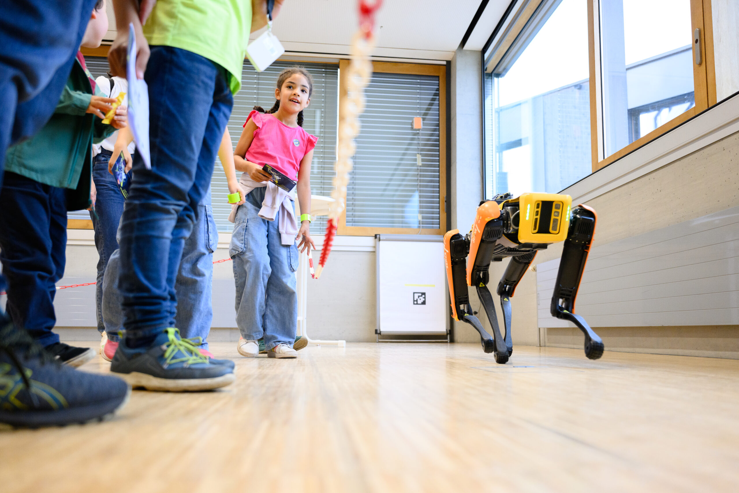 Ein Roboter geht auf vier Beinen