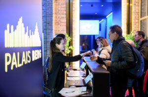 Empfang im Palais Berg, tatwort-Team gibt Namensschilder aus