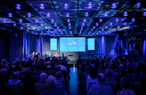 Musikerin Anna Buchinger spielt auf Bühne, Publikum im Saal hört zu