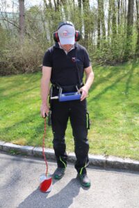 Mann betätigt Gerät zur akustischen Leckortung