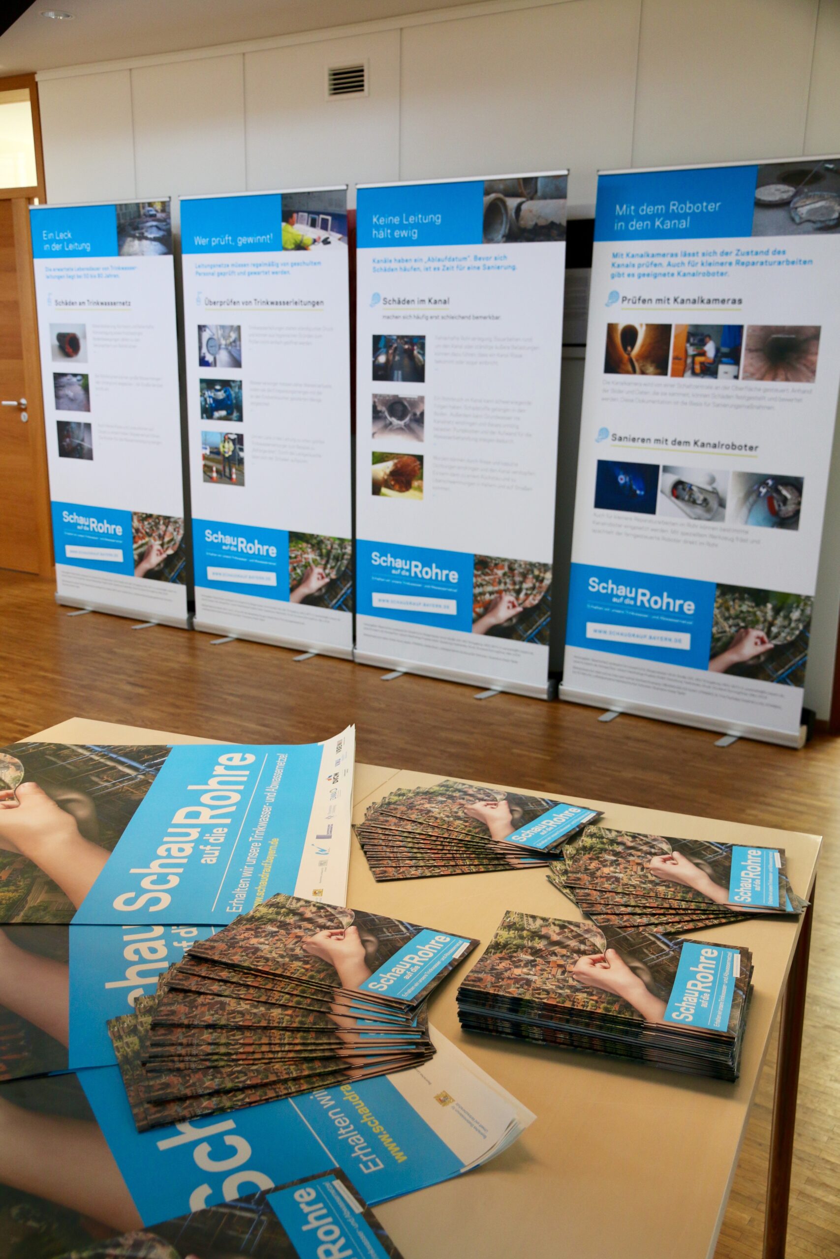 Flyer und Roll-ups von Schau auf die Rohre