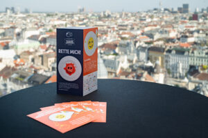 Flyer von United Against Waste vor der Aussicht auf Wien im Haus des Meeres